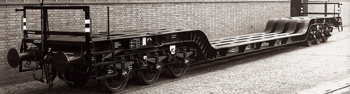Low loader Flat car with &quot;Krauss Maffei&quot; Transport Cra<br /><a href='images/pictures/Roco/47740.jpg' target='_blank'>Full size image</a>